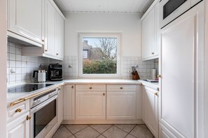 Fridge, microwave, oven, stovetop - Holiday Apartment 'Steuerbord' with Private Terrace, Private Garden and Wi-Fi (Büsumer Deichhausen)