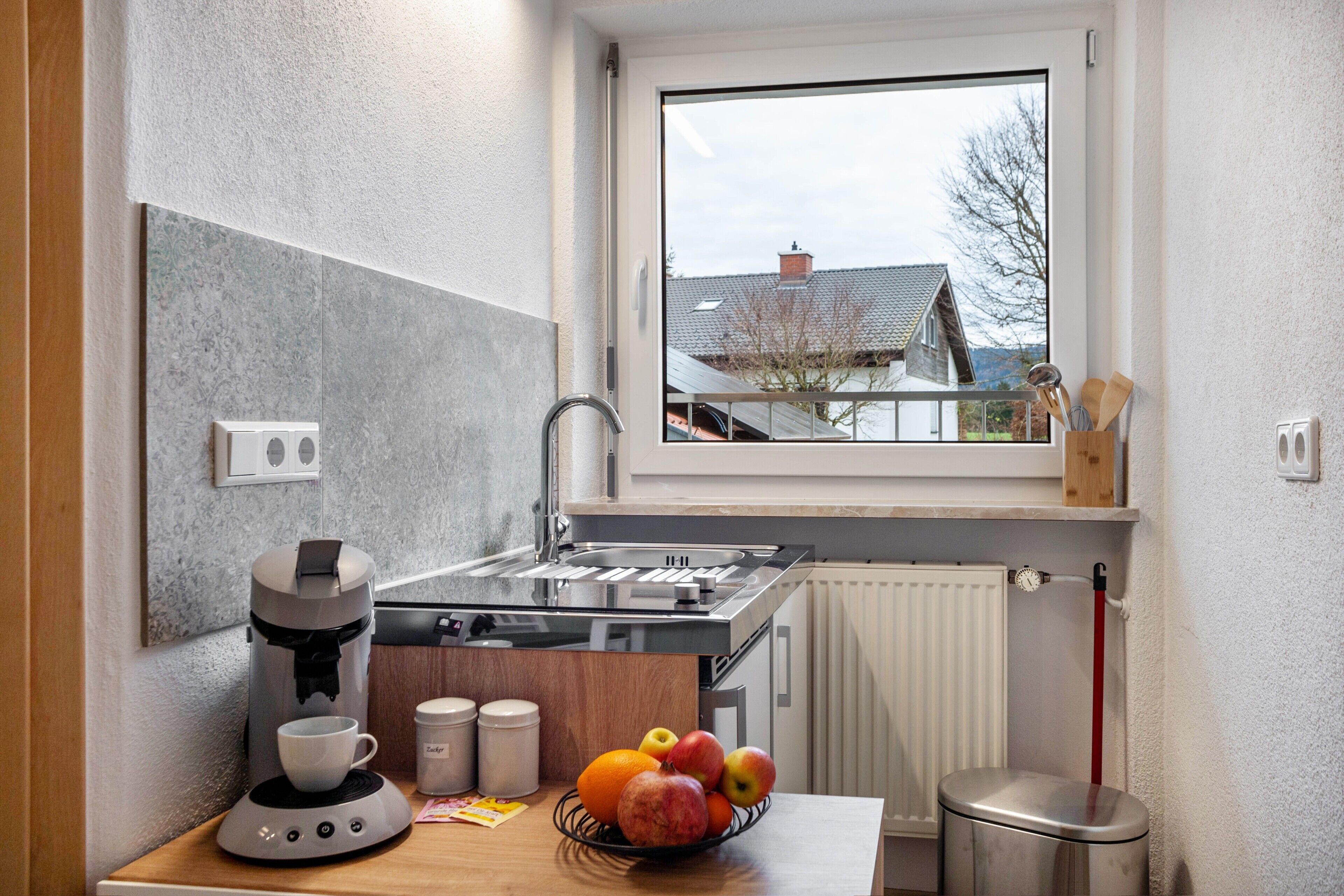 Kühlschrank, Herdplatte, Wasserkocher mit Kaffee-/Teezubehör