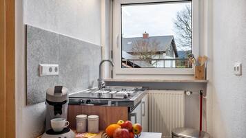 Kühlschrank, Herdplatte, Wasserkocher mit Kaffee-/Teezubehör