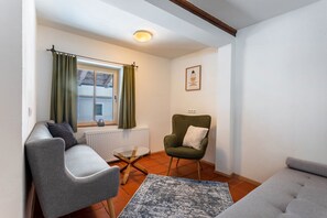 Una televisión, una chimenea