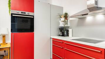 Een koelkast, een magnetron, een oven, een kookplaat