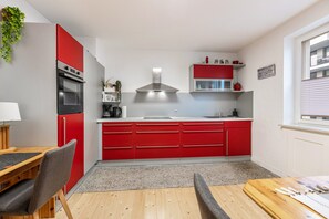 Fridge, microwave, oven, stovetop - Apartment 'Oase Der Gemütlichkeit' with Shared Garden (Singen (Hohentwiel))