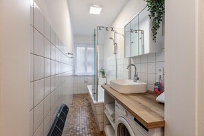 Ducha, secador de pelo, toallas