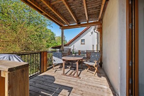 Outdoor dining - Apartment 'Vital Art Naturgarten' with Private Terrace, Shared Garden and Wi-Fi (Zweibrücken)