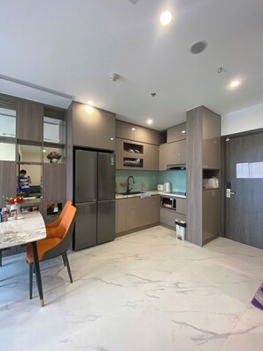 Appartement Familial, 1 très grand lit et 1 canapé-lit, balcon, vue mer | Cuisine privée