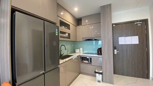 Departamento familiar, 1 cama King size y sofá cama, balcón, vista al mar | Cocina privada