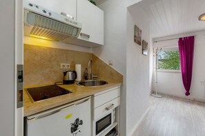 Frigorifero, microonde, piano cottura, bollitore elettrico