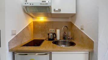 Kühlschrank, Mikrowelle, Herdplatte, Wasserkocher