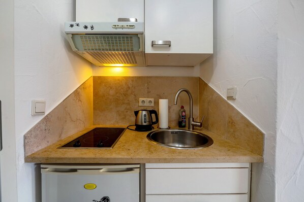 Kühlschrank, Mikrowelle, Herdplatte, Wasserkocher