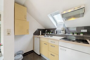 Kühlschrank, Mikrowelle, Herdplatte, Wasserkocher