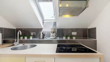 Kühlschrank, Mikrowelle, Herdplatte, Wasserkocher