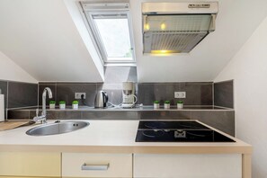 Réfrigérateur, micro-ondes, plaque de cuisson, bouilloire électrique