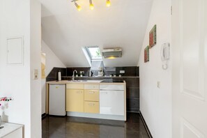 A modern kitchen with a central island, a skylight, and a built-in air conditioning unit. - Apartment '2' with Wi-Fi (Thaleischweiler-Fröschen)