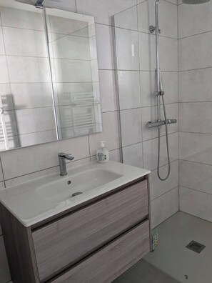 Shower, hair dryer, towels, soap - Petite Bulle, a place of calm and relaxation close to the town center. (Narbonne)