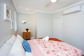 Ferienhaus, 3 Schlafzimmer, Nichtraucher, Strandblick | 3 Schlafzimmer, laptopgeeigneter Arbeitsplatz, Bügeleisen/Bügelbrett
