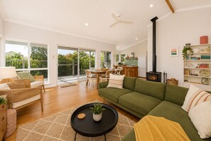 Casa, 3 habitaciones, no fumadores, vistas a la playa | Zona de estar | Televisión de 55 pulgadas con canales digitales