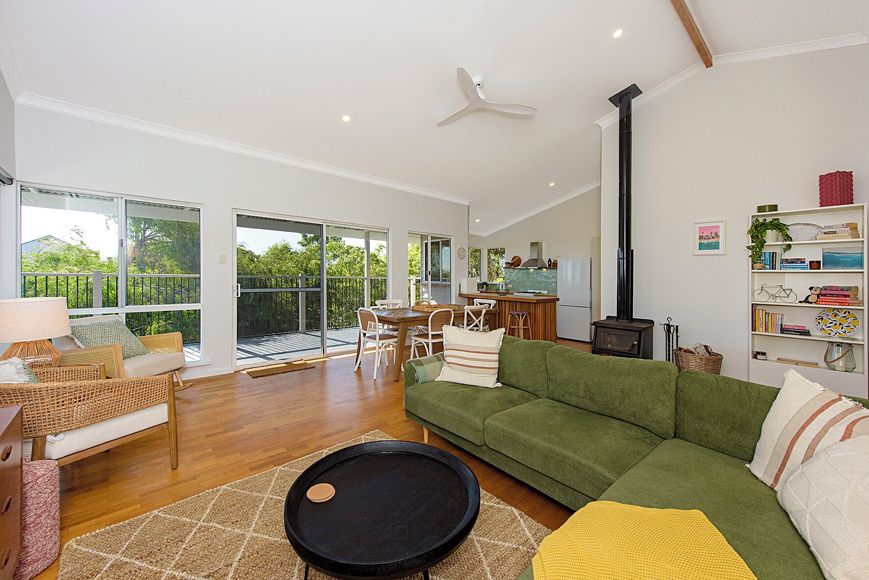 Maison, 3 chambres, non-fumeurs, vue plage | Coin séjour | Télévision de 55 pouces avec chaînes numériques