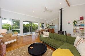 Living area - Yarrimbah Holiday Retreat (Peppermint Grove Beach)