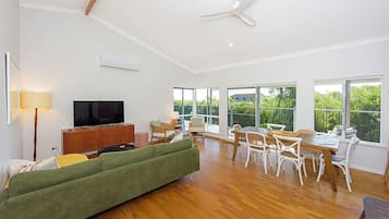 Casa, 3 habitaciones, para no fumadores, vista a la playa | Área de sala de estar | Televisión de 55 pulgadas con canales digitales