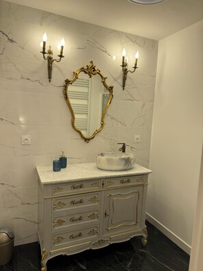 Shower, hair dryer, towels, toilet paper - Cosy room in the woods (Mont-près-Chambord)