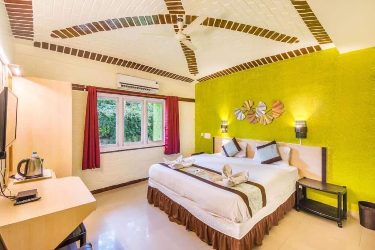 Deluxe Double Room | In-room safe, desk, blackout drapes, soundproofing