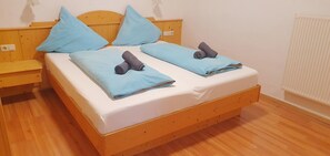 1 bedroom, bed sheets - Apartment 2, 30 sqm for max. 4 persons (Bergen)