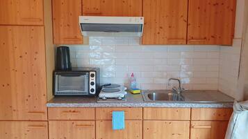 KĂŒhlschrank, Ofen, Wasserkocher mit Kaffee-/Teezubehör