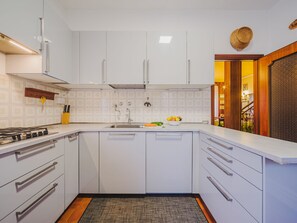 Kühlschrank, Mikrowelle, Ofen, Geschirrspüler