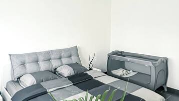2 Schlafzimmer, Reisekinderbett, kostenloses WLAN, Bettwäsche