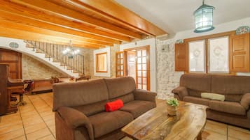 Una televisión, una chimenea