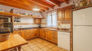 Een koelkast, een magnetron, een oven, een vaatwasser