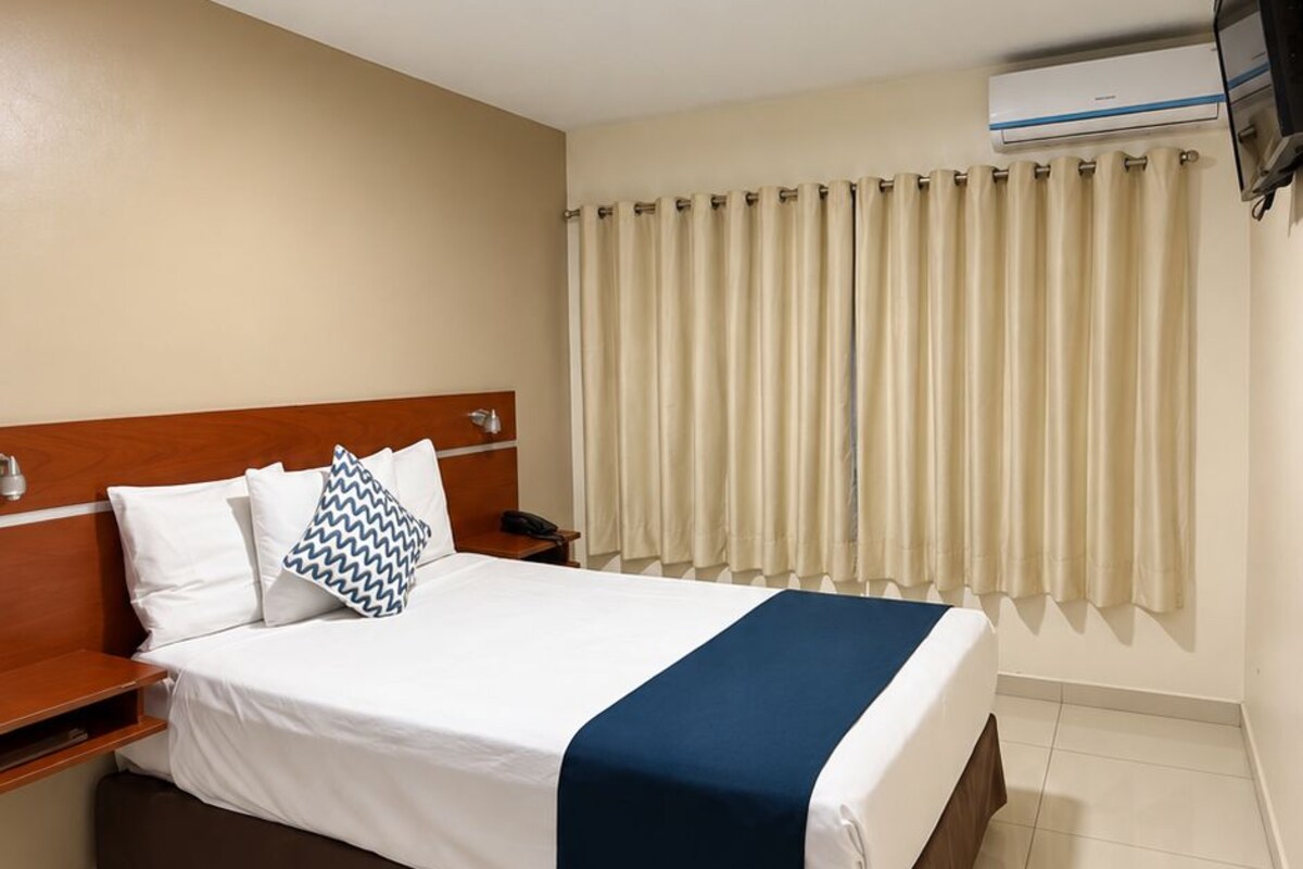 Standard Room, 1 Bedroom | Hypo-allergenic bedding, down duvets, desk, laptop workspace