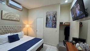 Premium Room | Hypo-allergenic bedding, down comforters, desk, laptop workspace