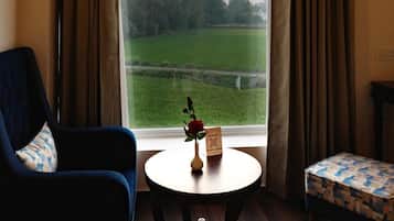 Quarto casal superior, vista para o jardim | Quartos à prova de som, ferros/tábuas de passar roupa, Wi-Fi de cortesia