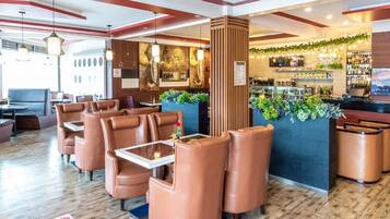 2 restaurants, breakfast served