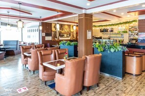 2 restaurantes, se sirve desayuno 