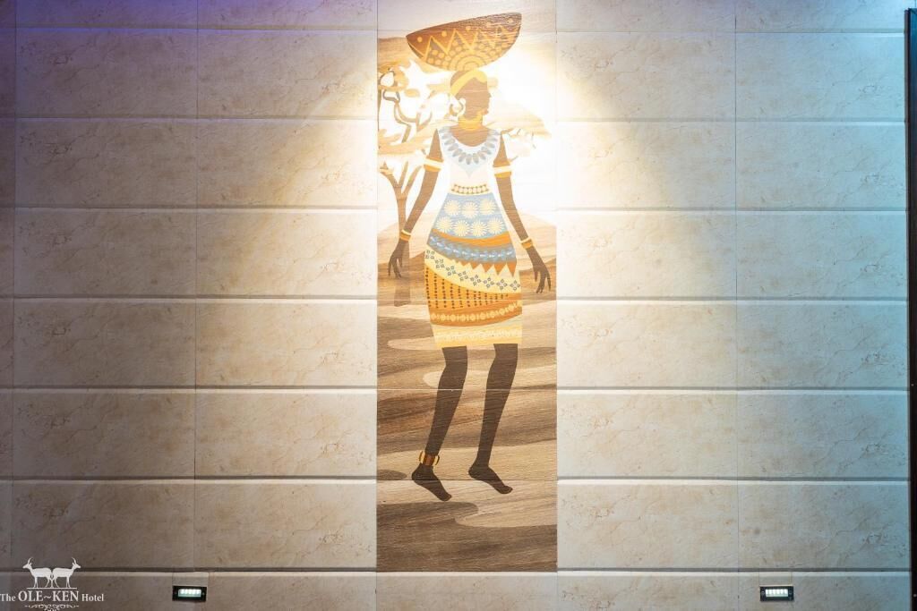 Un muro con un murale raffigurante una persona in abiti tradizionali.