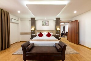 Executive Double or Twin Room | Minibar, in-room safe, individually furnished, desk