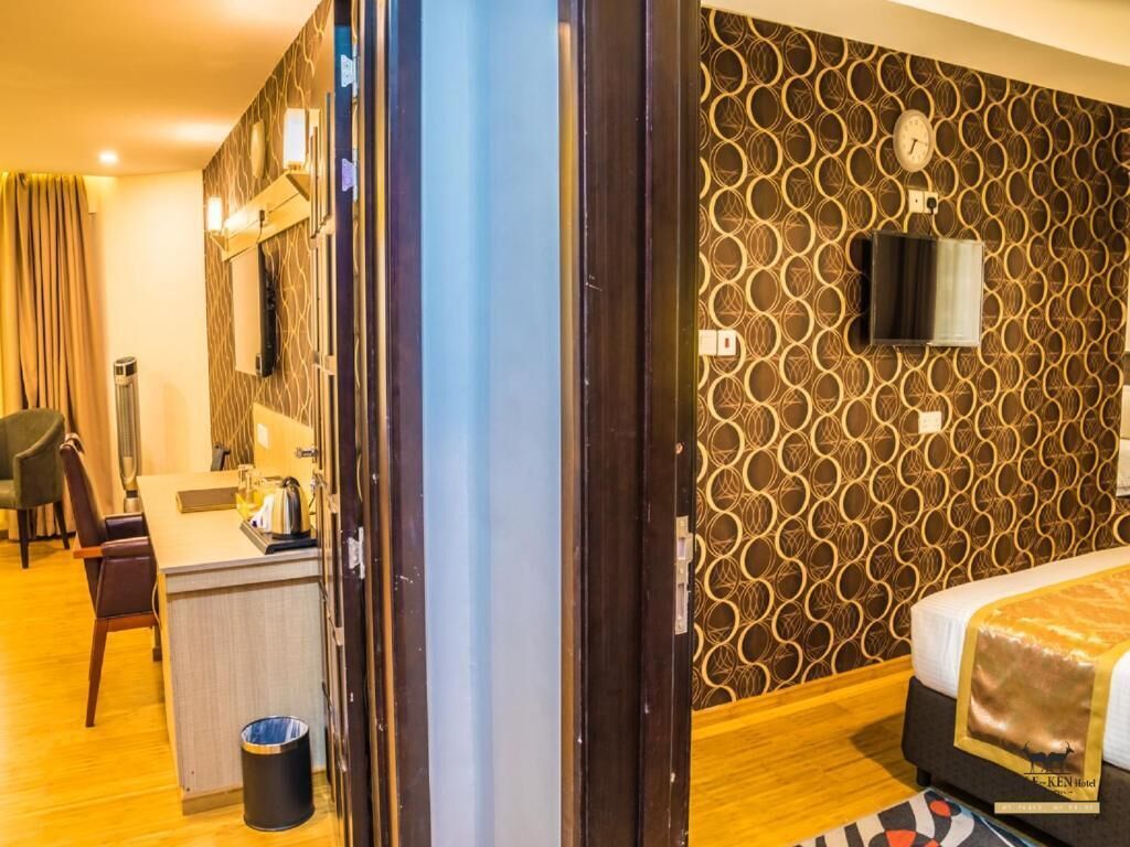 Ein Hotelzimmer mit einem Bett, einem Schreibtisch und einem Sessel.