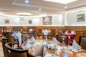 2 restaurants; breakfast, lunch, dinner, and brunch served - The Ole-Ken Hotel (Nakuru)