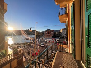 Condo de lujo, balcón, vista al mar | Terraza o patio