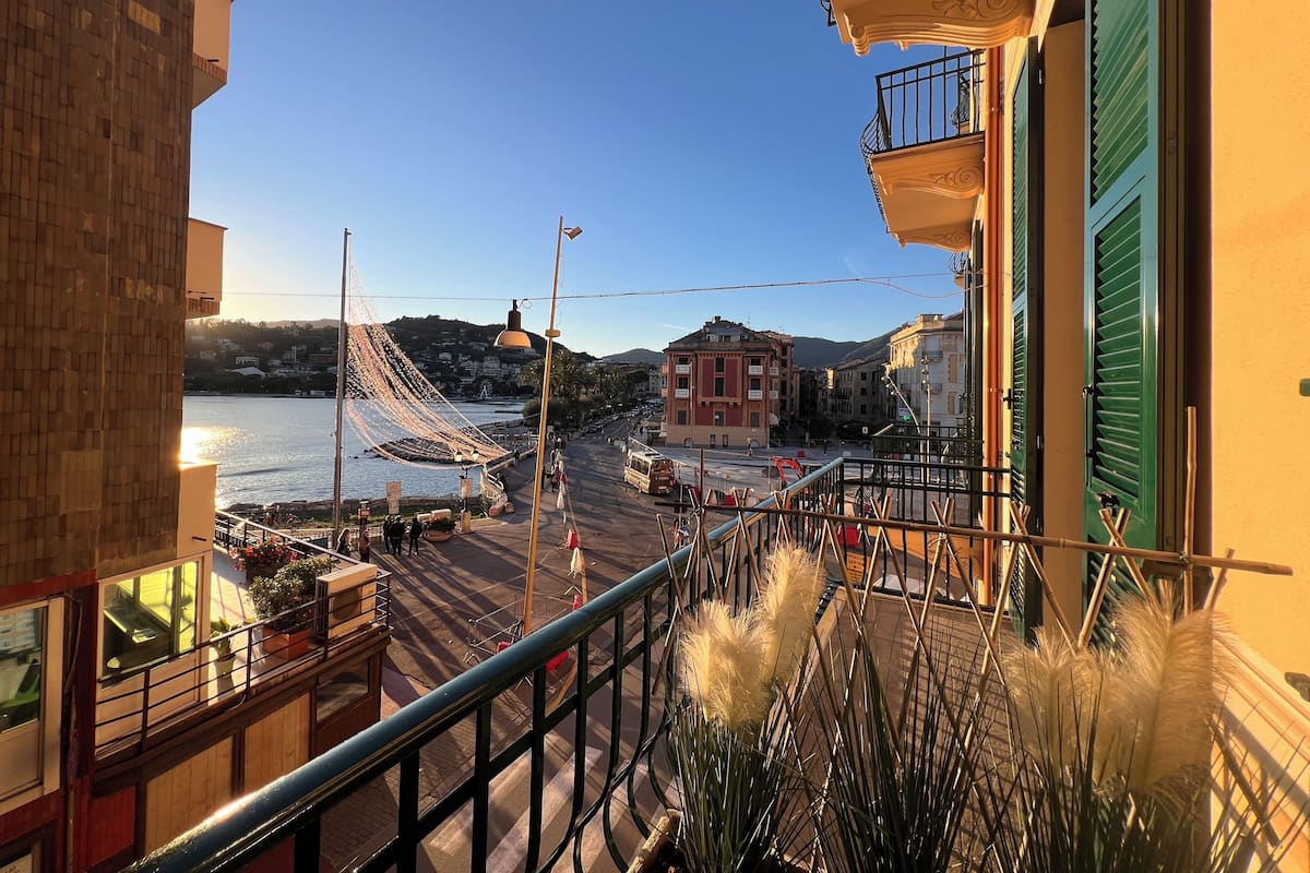 Luxe appartement, balkon, uitzicht op zee | Terras