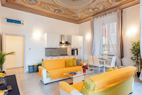 Luxury Condo, Balcony, Sea View | Private kitchen