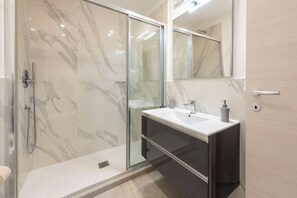 Apartament bàsic | Bany | Dutxa, articles de tocador gratuïts, assecador de cabells i bidet 