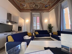 Condo superluxo, sacada, vista para o mar | Área de estar | TV de tela plana 32 polegadas com canais digitais, TV