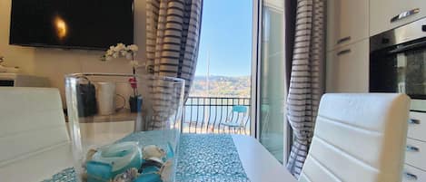 Suite supérieure, balcon, vue sur la plage | Aire de séjour | Téléviseur à écran plat de 32 po avec télévision numérique, téléviseur