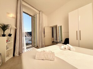Suite superior, balcón, vista a la playa | 1 habitación, ropa de cama de alta calidad y edredón