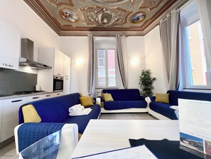 Luxury-Apartment, Balkon, Meerblick | Wohnbereich