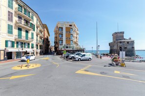 Front of property - La Casa Rosa al Mare apartment & garage (Rapallo)