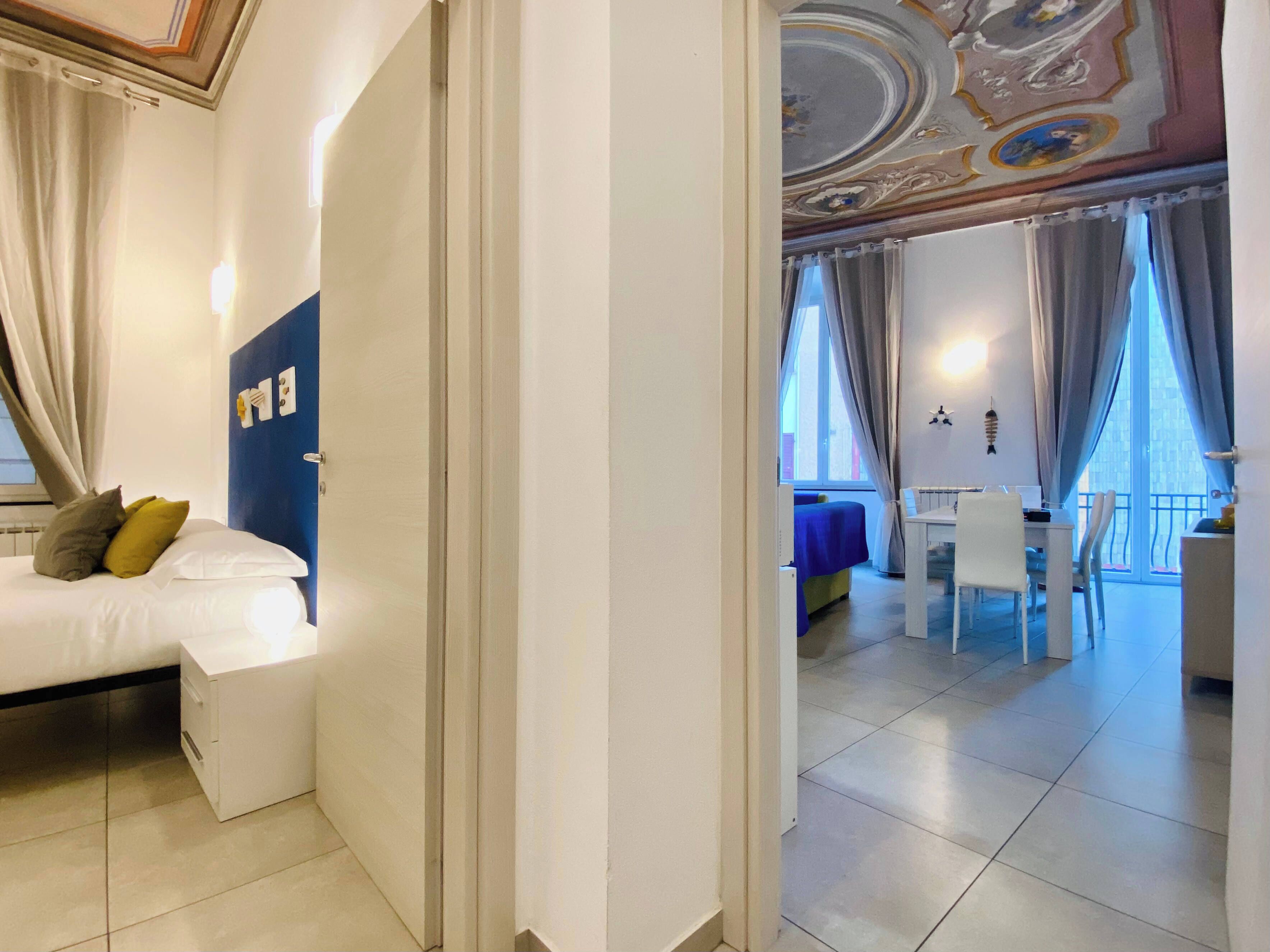 Habitació d'hotel amb llit, escriptori i balcó.